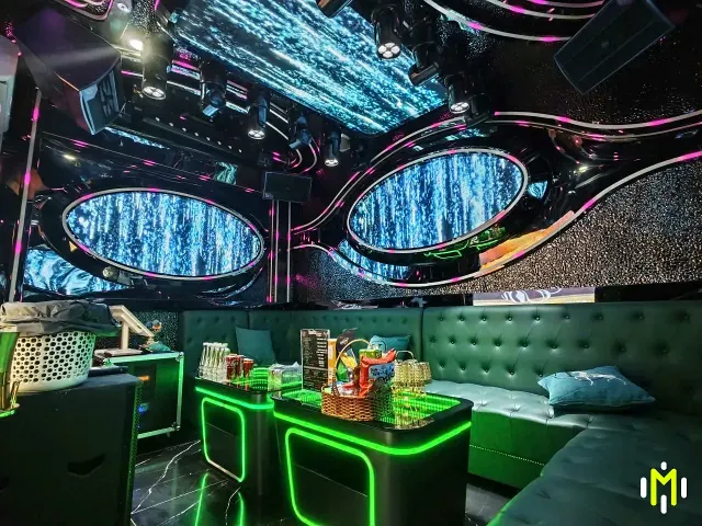 MONACO VIP 8 螢幕燈光與座席全景